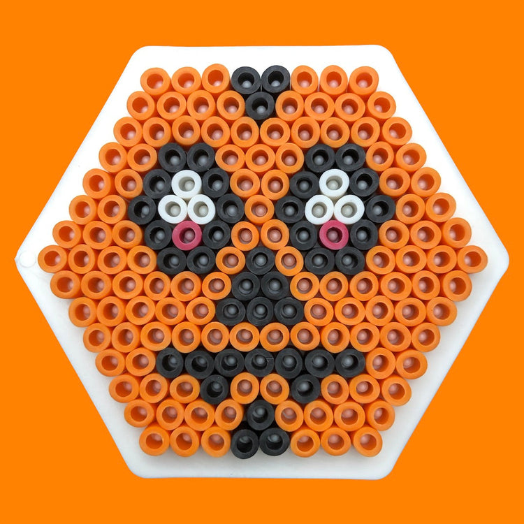 Halloweenpyssel med pärlplattor: Skapa en festlig pumpa