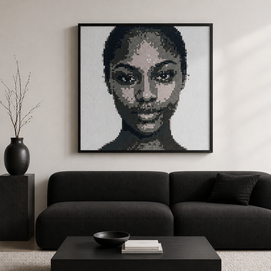 Minimalistiskt vardagsrum med vit vägg, svart soffa och fyrkantig tavla i svart ram. Porträtt i svartvitt av PhotoPearls-pärlor, mönsterbild inklippt i AI-bild.